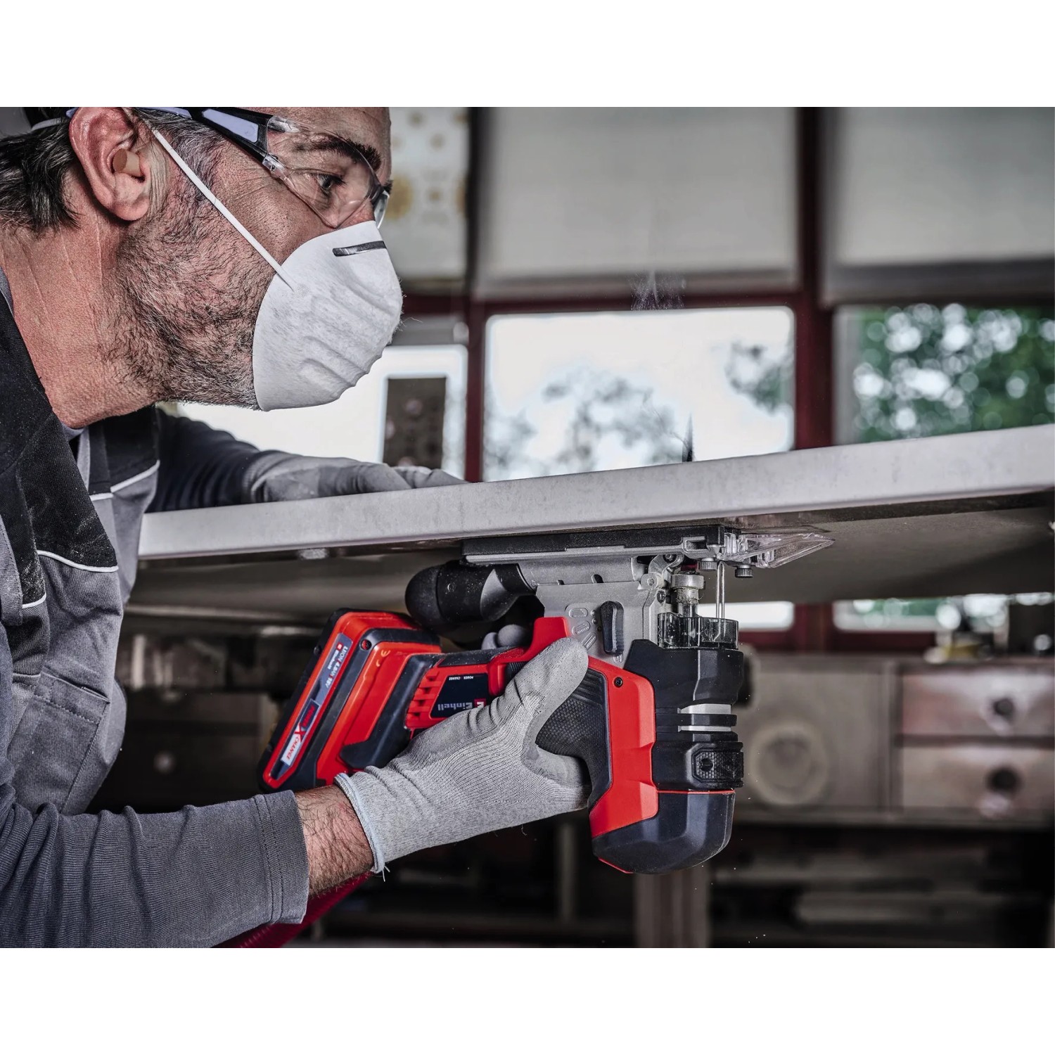 Einhell Akku-Stichsäge TP-JST 18/135 Li BL Solo beim Sägen von Holz.