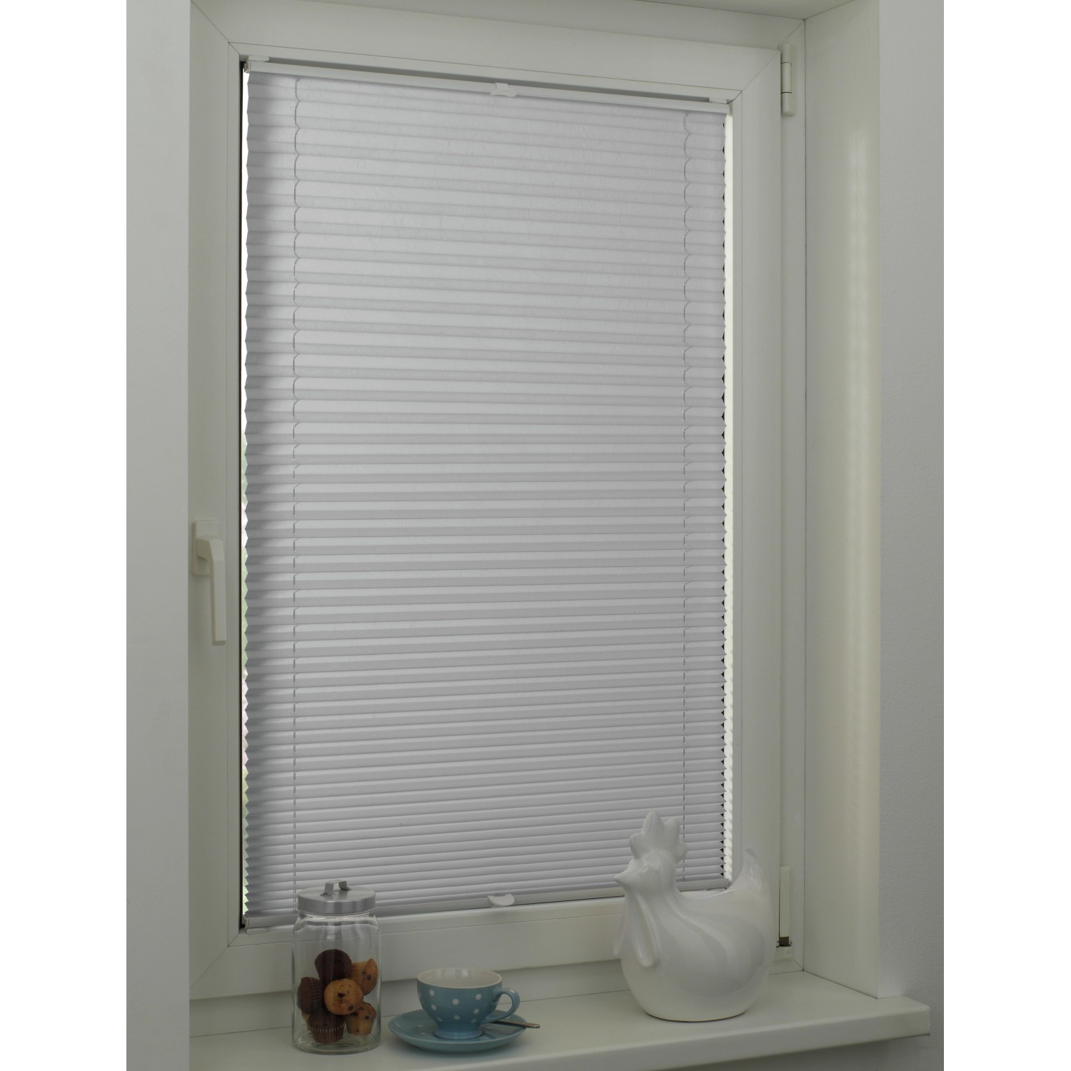 Graues Gardinia Plissee Concept Tageslicht, 40x130 cm, am Fenster montiert.