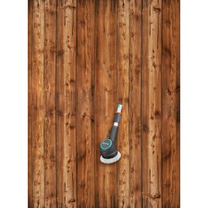 Gardena Tellerbürsten-Aufsatz für AquaBrush Akku-Multi-Reiniger vor Holzwand. Reinigungsbürste mit Nylonborsten.
