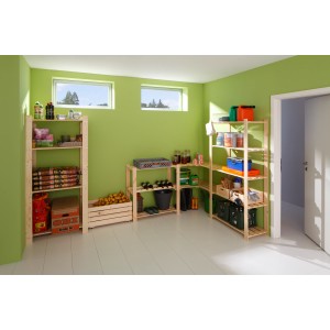 OBI Holz-Eckregalboden aus Nadelholz im Regal, beladen mit Gegenständen.