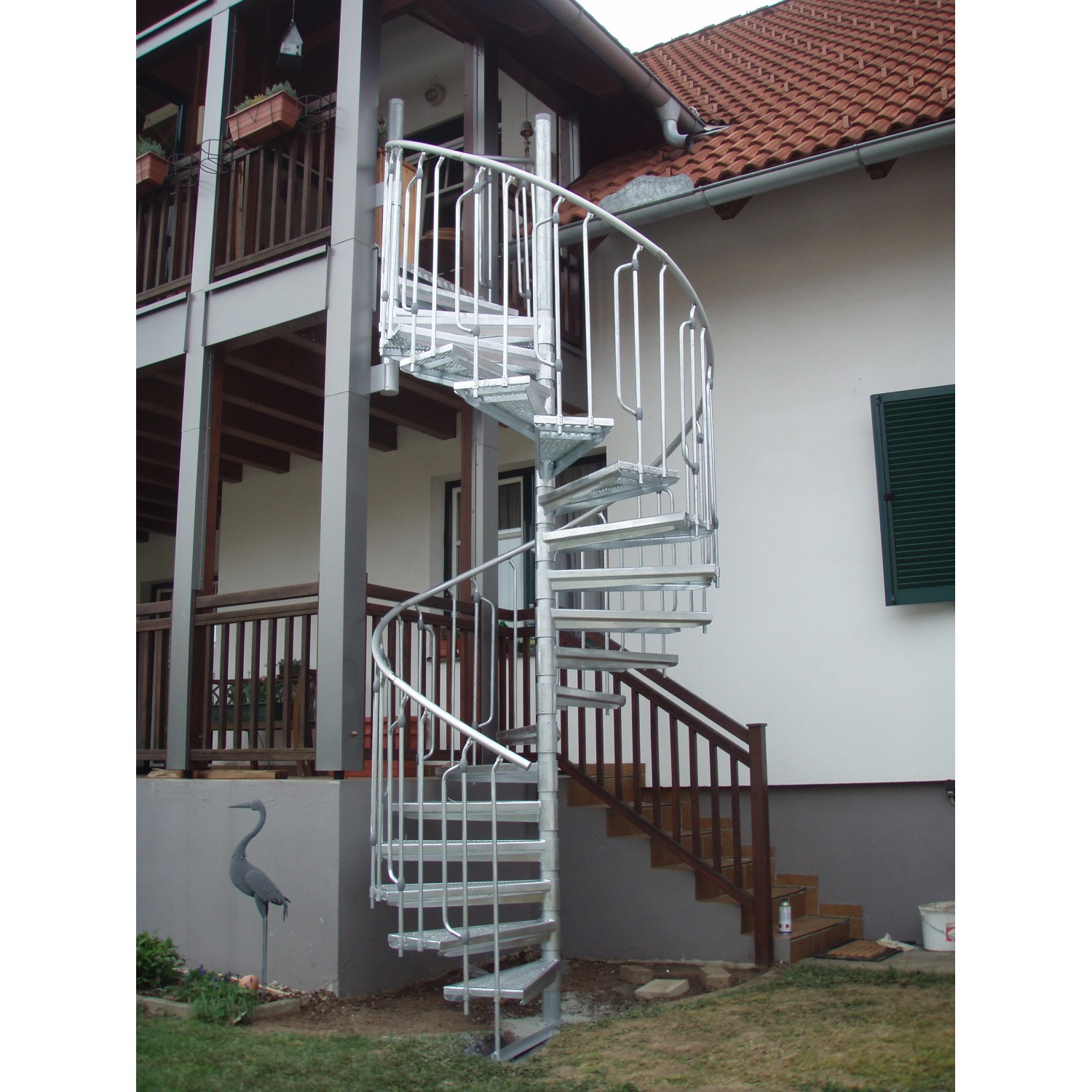 Treba Arizona Außenspindeltreppe, 12 Stufen, Podest, Ø 130 cm, Höhe bis 284 cm, feuerverzinkt.