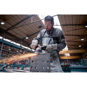 Mann schleift Metall mit Bosch Professional Winkelschleifer GWS 17-125 PS, Funken fliegen.