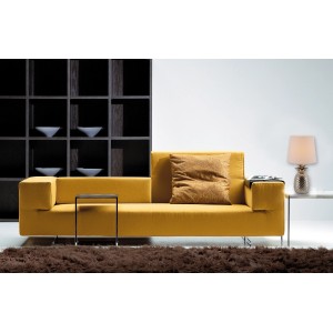 Näve Tischleuchte Ananas Chrom, Keramik, 45cm, auf Tisch neben gelbem Sofa.