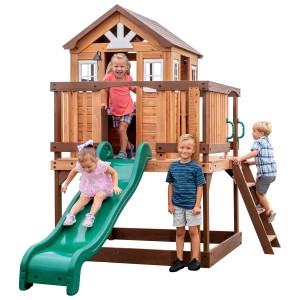 Backyard Discovery Echo Heights Spielhaus mit Rutsche und Kindern beim Spielen.