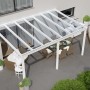 Weiße Terrassenüberdachung Professional (500x350 cm) mit Glasdach und Sitzbereich im Garten.