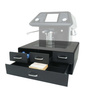 Schwarze Schubladenbox für Kaffeekapseln/Teebeutel mit vier Schubladen und Kaffeemaschine im Hintergrund.