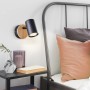Wandspot Niels: Mattschwarze Lampe mit Holzsockel, schwenkbar, für GU10 Leuchtmittel. Dekorative Innenraumbeleuchtung.