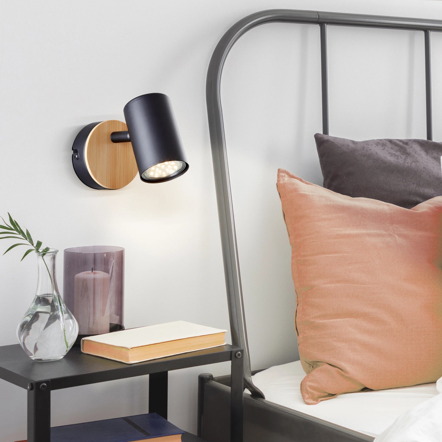 Wandspot Niels: Mattschwarze Lampe mit Holzsockel, schwenkbar, für GU10 Leuchtmittel. Dekorative Innenraumbeleuchtung.