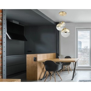 Goldfarbige Globo Pendelleuchte Varus mit drei Glasschirmen über Esstisch.