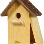 Nistkasten aus Kiefernholz mit Rindendach und seitlicher Öffnung für Wildvögel.