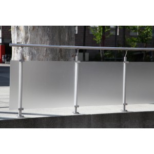 Geländerfüllung aus satiniertem Acrylglas, 2000x673x8 mm, für Treppen und Geländer.