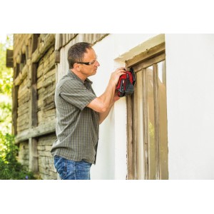 Mann schleift Fensterrahmen mit Einhell Multischleifer und Q-Stick Schleifdreieck-Set.