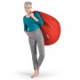 Frau mit rotem Sitting Point Sitzsack Easy (220 l) in Tomatenrot über der Schulter.