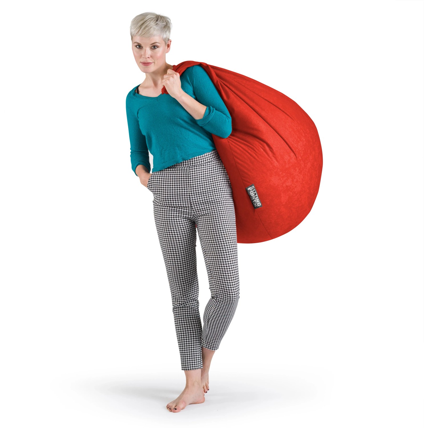 Frau mit rotem Sitting Point Sitzsack Easy (220 l) in Tomatenrot über der Schulter.