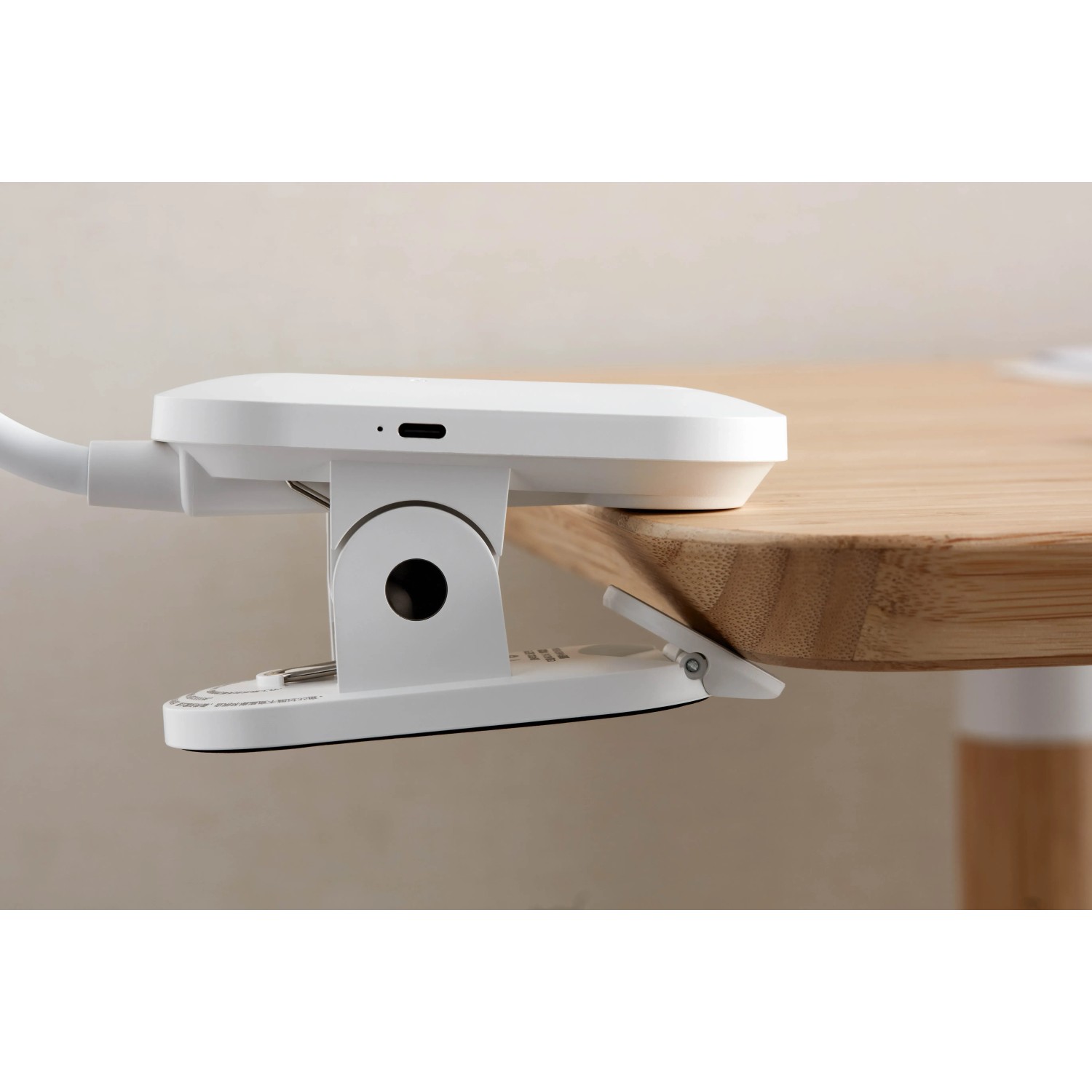 Philips Forys LED-Tischleuchte mit Clip am Tisch befestigt.
