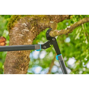 Gardena EnergyCut Pro L Astschere beim Schneiden eines Astes im Garten.