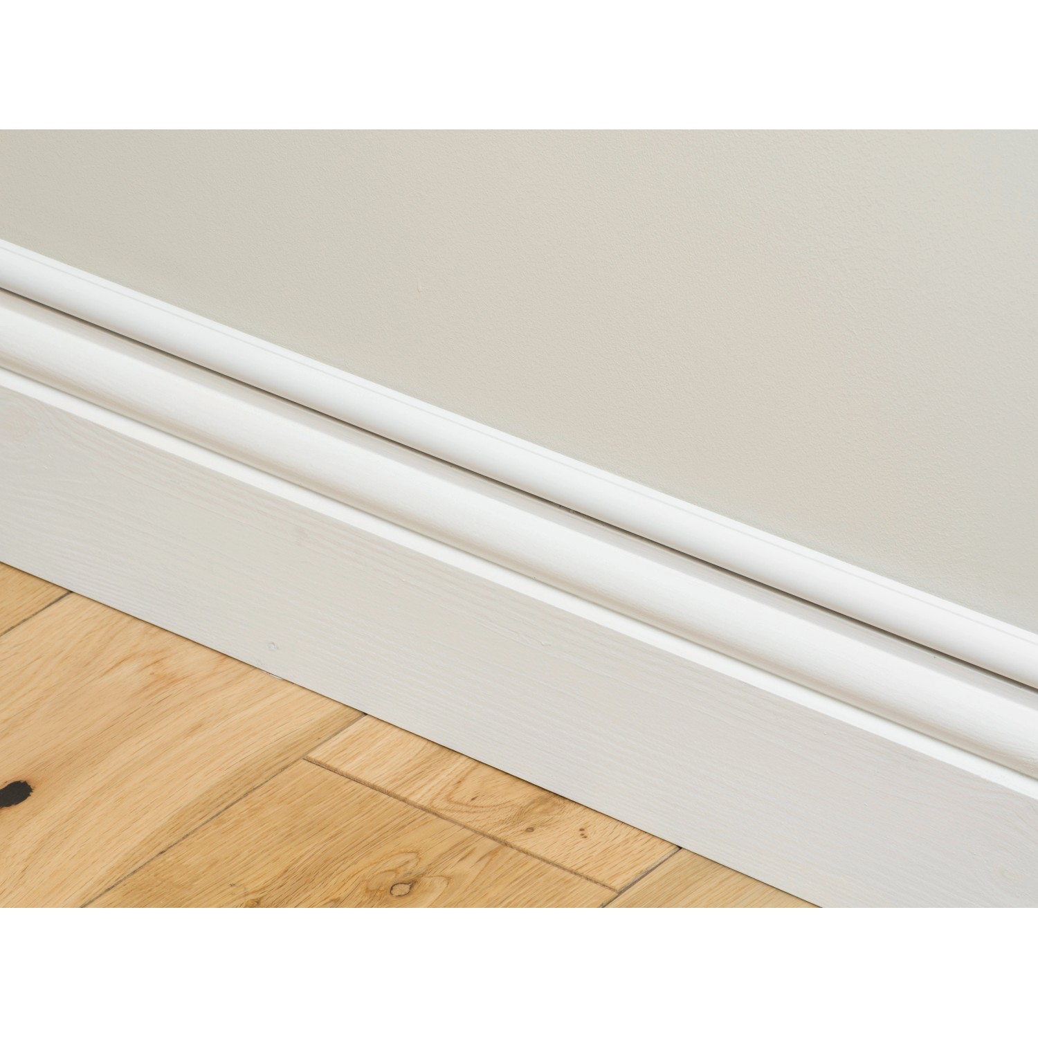 Weißer D-Line Kabelkanal (20x10 mm) an Wand montiert, verdeckt Kabel dezent.