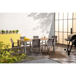 Gartenstuhl Sudbury, stapelbar, grau, mit Alu-Gestell und Textilbespannung an Gartentisch.