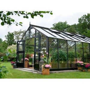 Großes, anthrazitfarbenes Juliana Gewächshaus Gärtner 21 mit Pflanzen im Garten.