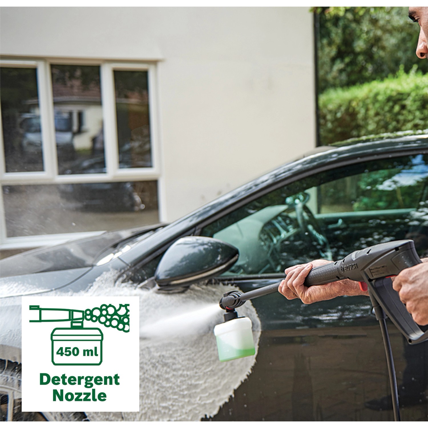 Bosch Universal Aquatak 125 Hochdruckreiniger mit Reinigungsdüse im Einsatz zur Autowäsche.