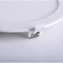 Weiße LED-Deckenleuchte Komplex, 24,7 cm Durchmesser, Detailaufnahme der Befestigung.