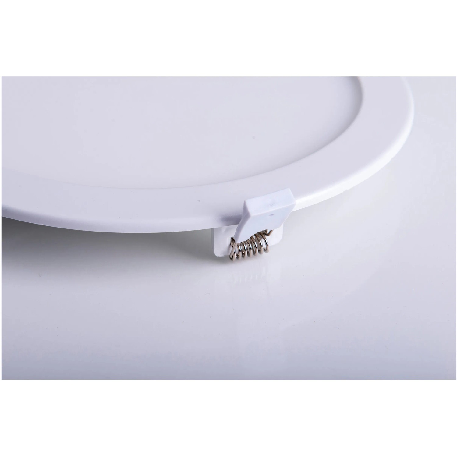 Weiße LED-Deckenleuchte Komplex, 24,7 cm Durchmesser, Detailaufnahme der Befestigung.