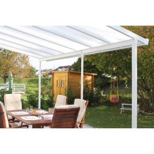 Weiße Gutta Terrassenüberdachung mit Polycarbonatplatten und Gartenmöbeln.
