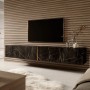 Selsey TV-Hängeboard Bisira, 200 cm, schwarze Marmoroptik mit goldenem Einsatz, hängend im modernen Wohnzimmer.