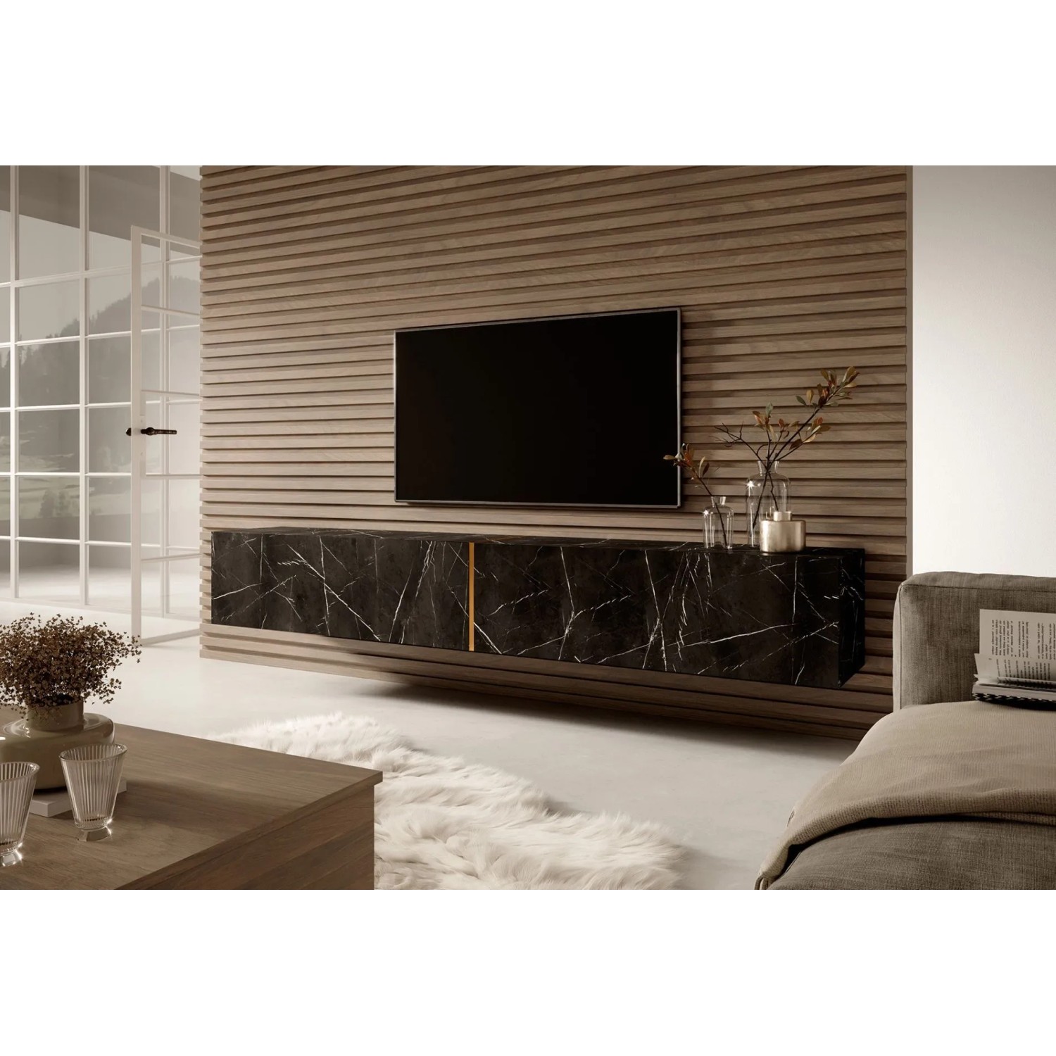 Selsey TV-Hängeboard Bisira, 200 cm, schwarze Marmoroptik mit goldenem Einsatz, hängend im modernen Wohnzimmer.