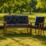 Setgarden Outdoor Bankauflage marineblau, gesteppt, auf Holzbank im Garten. Bequemes Sitzkissen für 2-Sitzer.