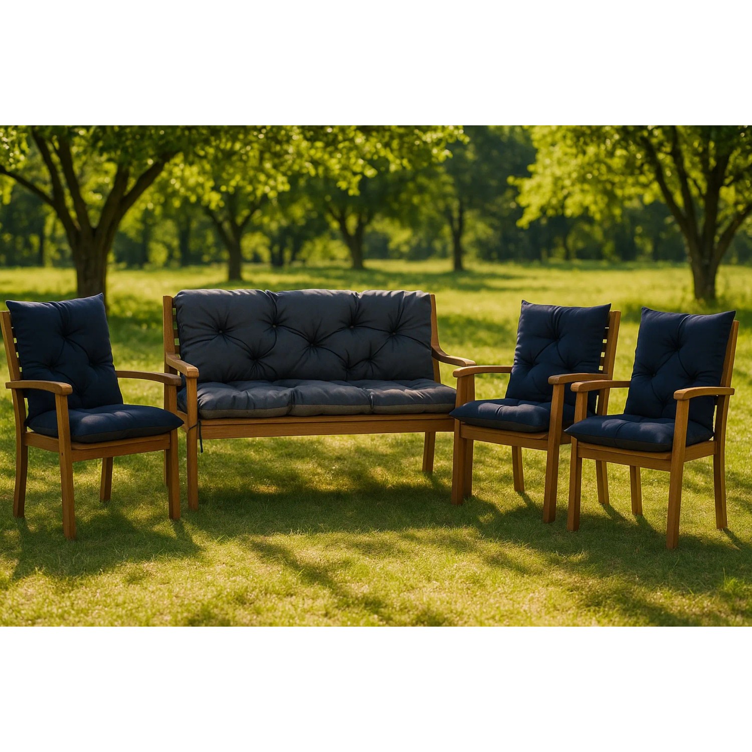 Setgarden Outdoor Bankauflage marineblau, gesteppt, auf Holzbank im Garten. Bequemes Sitzkissen für 2-Sitzer.