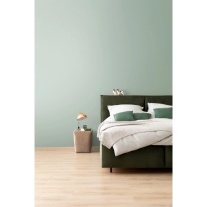 Schlafzimmer mit Wand in harmonischem Jadegrün, gestrichen mit Schöner Wohnen Designfarbe.