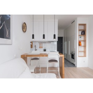 Moderne, schwarze Globo Pendelleuchte Robby über Küchentisch, zylindrischer Lampenschirm.