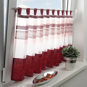 Gardinia Klemmstange Press&Go mit rotem Kurzgardinen-Behang am Fenster.