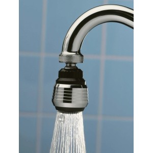 Verchromte Küchenbrause M22/M24 am Wasserhahn mit laufendem Wasser.