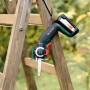 Bosch Akku-Säge AdvancedCut 18 mit Akku auf einer Holzleiter im Garten.