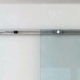 Detailansicht der HOMCOM Glasschiebetür: Mattglas-Paneel und robustes Aluminium Hängesystem für Zimmertüren.