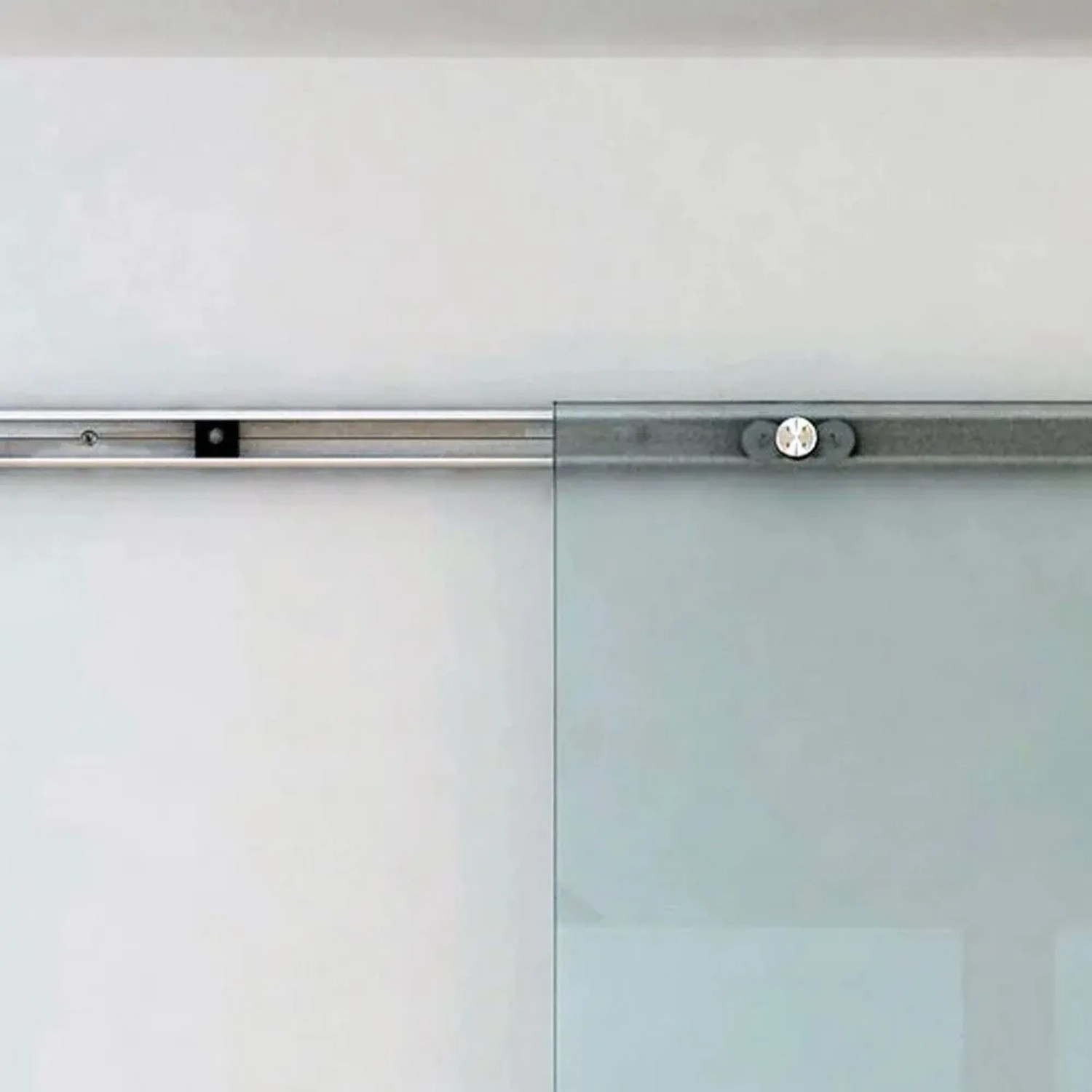Detailansicht der HOMCOM Glasschiebetür: Mattglas-Paneel und robustes Aluminium Hängesystem für Zimmertüren.