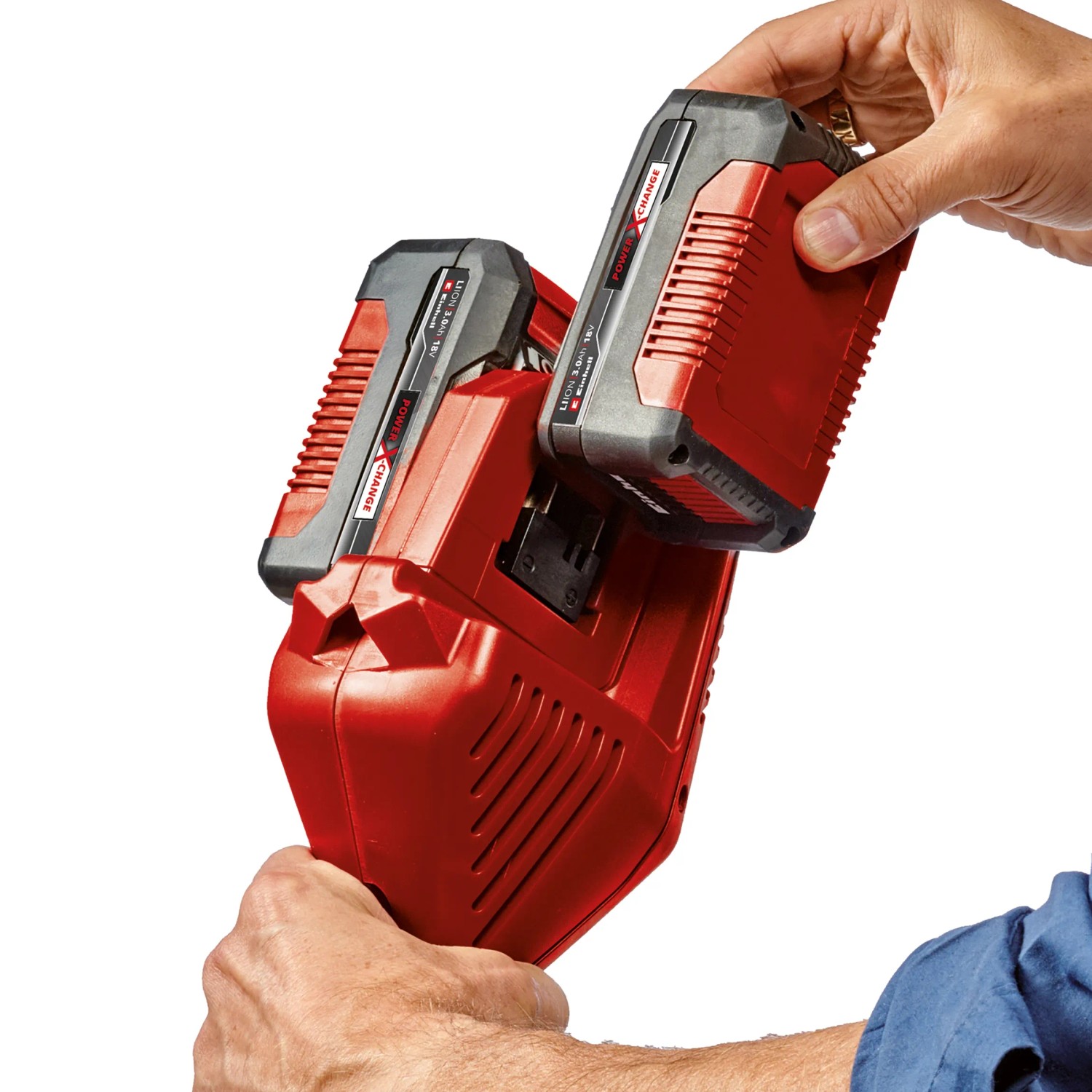 Einhell Power X-Change Akku-Rasentrimmer mit eingesetzten Akkus.