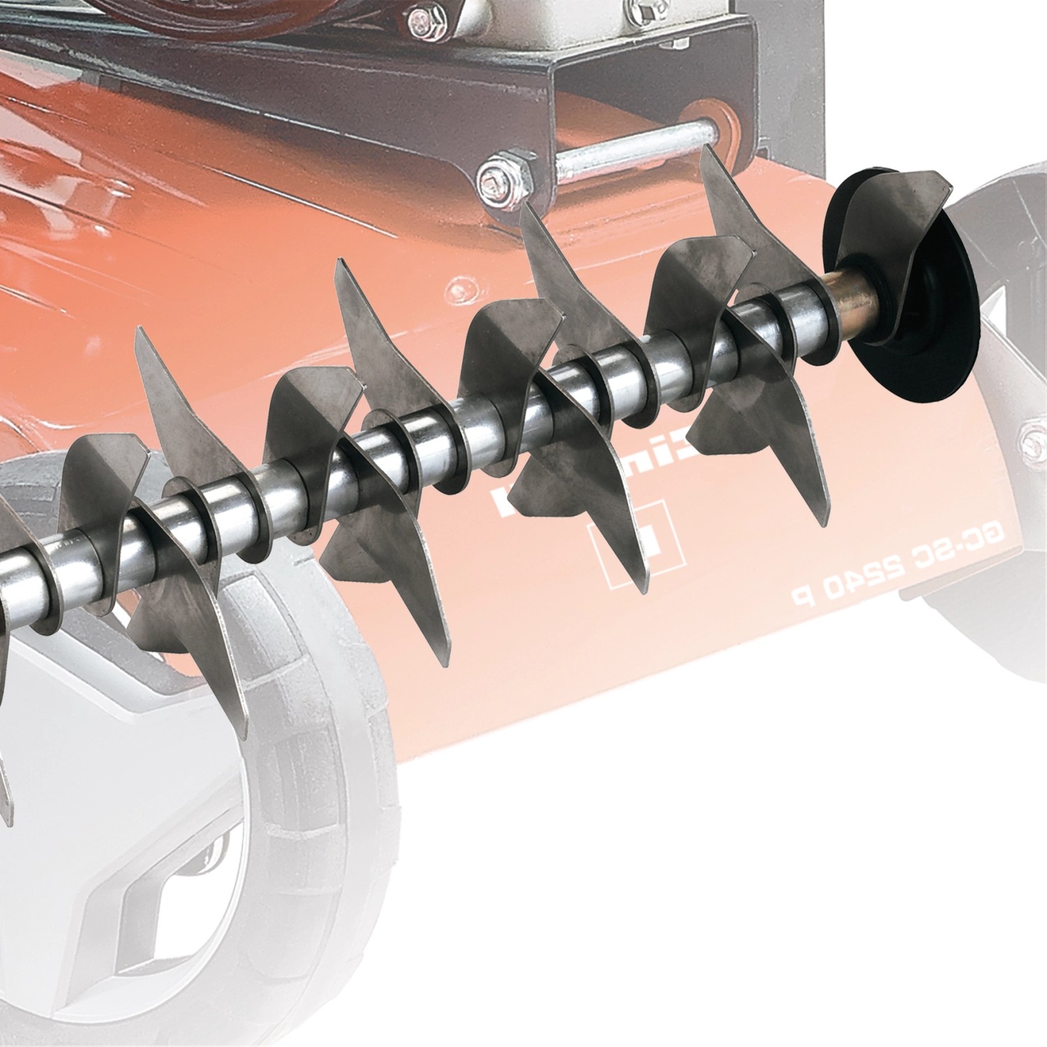 Detailaufnahme: Messerwalze des Einhell GC-SC 2240 P Benzin-Vertikutierers mit 18 Stahlmessern.