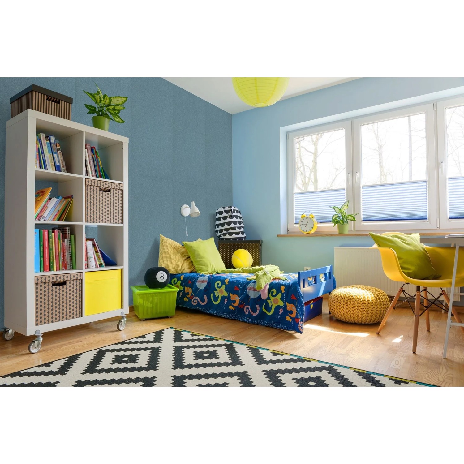 Blaues Filz-Wandpaneel Ice BlueModular PET in modernem Kinderzimmer. Dekor-Paneel für Wandgestaltung mit Akustikfunktion.