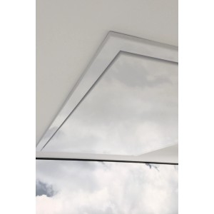 Geschlossene, weiße Minka Dachbodentreppe Type 1 Passiv Plus (110x70 cm) in der Decke.