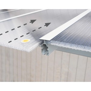 Detailaufnahme der Palram Olympia Terrassenüberdachung in Weiß mit klaren Doppelstegplatten.