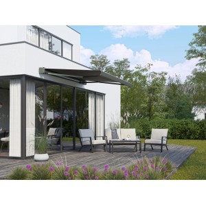 Anthrazitfarbene Halbkassettenmarkise Maraca 3x2m mit Solarbetrieb über einer Terrasse mit Gartenmöbeln.