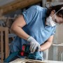 Anwender schleift Holz mit Bosch Expert Schwingschleifer und Schleifblatt C470 K320.