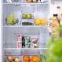 Transparente SmartStore Compact Access Aufbewahrungsbox im Kühlschrank, gefüllt mit Lebensmitteln.