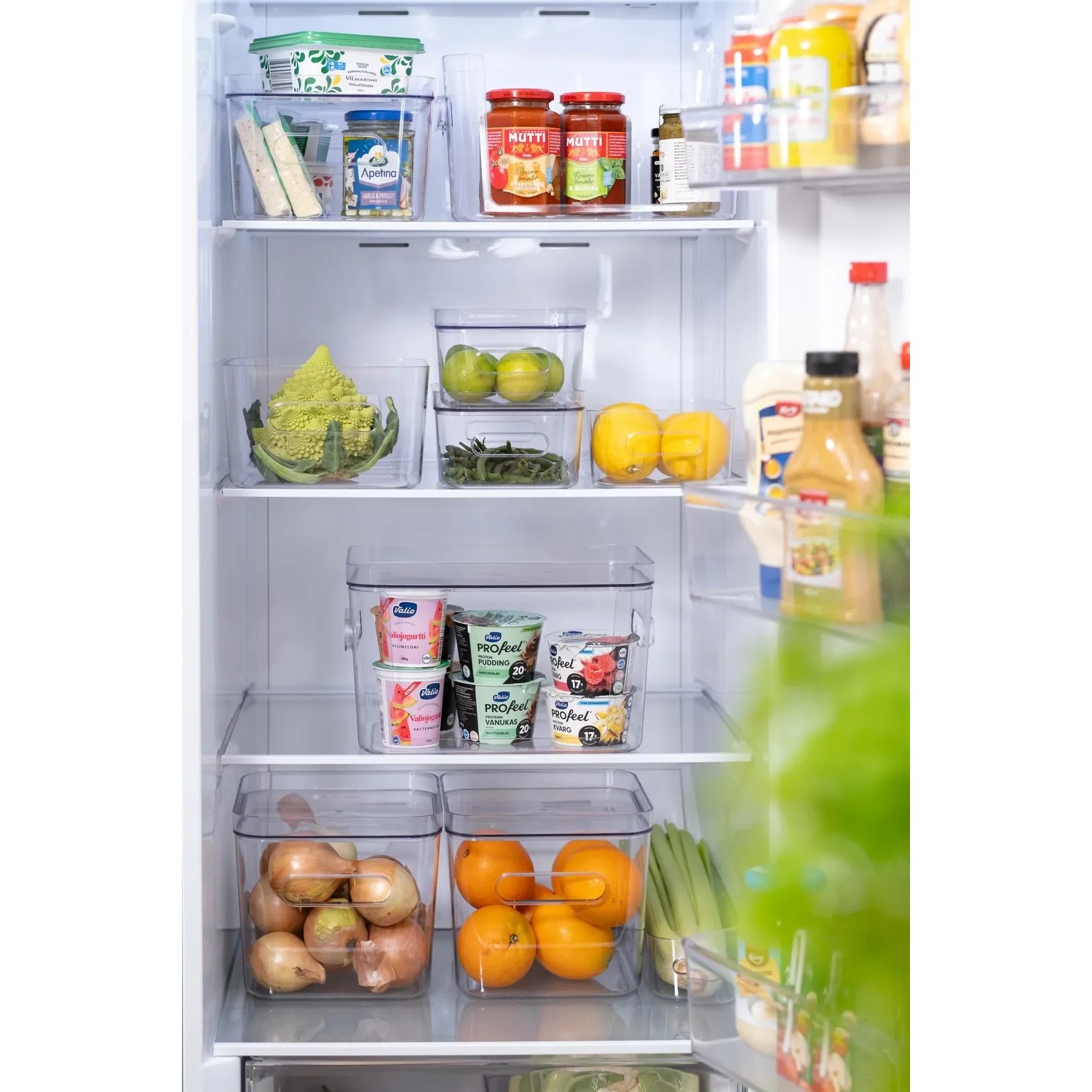 Transparente SmartStore Compact Access Aufbewahrungsbox im Kühlschrank, gefüllt mit Lebensmitteln.