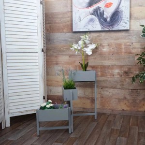Weißes MCW Wandregal K77 mit drei Pflanzkörben im Shabby-Look.