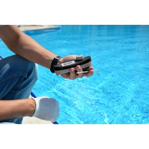 Summer Fun Aqua Inspector Pooltester: Hand hält Messgerät zur Chlor- und pH-Wert-Prüfung am Pool.