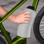 Fahrradpflege: Person reinigt E-Bike mit Tuch. Eufab Pflegeset für Rahmen, Reifen und Kette.